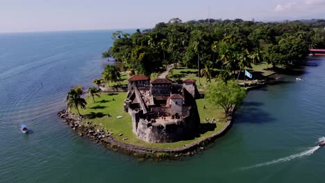 Aerial-shot-orbiting-above-the-tourist-attraction-of-San-Felipe-Castle-de-Lara-Río-Dulce-Izabal-Guatemala