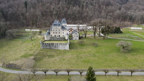 Großes-Schloss-In-Einer-Französischen-Landschaft-Mit-Obst--Und-Gemüsegärten-Und-Symmetrischen-Bäumen-Am-Straßenrand