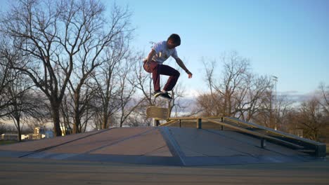 Skateboarder-Macht-Einen-Trick-Auf-Der-Hüfte-Im-Skatepark