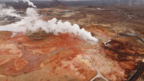 Aguas-Termales-De-Gunnhuver-En-Islandia,-Que-Muestran-Una-Vibrante-Actividad-Geotérmica,-Vista-Aérea