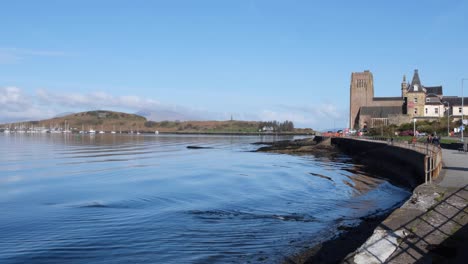 Malerischer-Blick-Auf-Das-Meer-Und-Die-Bucht-Von-Oban-Sowie-Die-Uferpromenade-An-Einem-Sonnigen-Tag-Mit-Blauem-Himmel-In-Einem-Beliebten-Touristenziel-Im-Westen-Schottlands,-Großbritannien