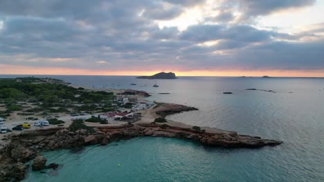 Strand-Von-Cala-Comte-Mit-Booten,-Atemberaubender-Sonnenuntergangshimmel-Auf-Ibiza