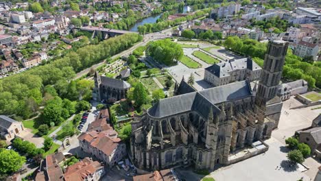 Cathedral-of-Saint-Etienne-and-Sainte-Marie-de-la-Regle-Abbey,-Limoges-in-France