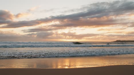 Mm-Beach,-Bewölkter-Sonnenaufgang,-Port-Kembla,-NSW,-Australien