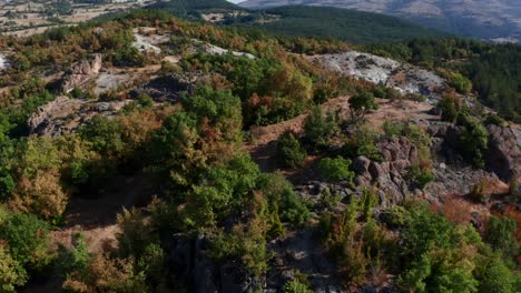 Historisches-Thrakisches-Heiligtum-Mit-Dichtem-Wald-In-Harman-Kaya,-Rhodopen,-Bulgarien