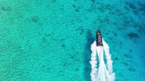 Drohne-Von-Oben-Nach-Unten-Verfolgt-Tauchtour-Schlauchboot-über-Karibischen-Sandriffen