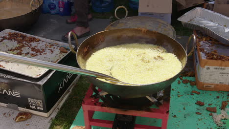 Delicious-Indian-food-pakora-is-deep-fried-outdoors-in-large-kadai