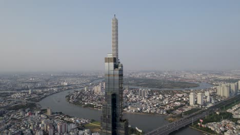 Vista-De-La-Punta-Del-Hito-81,-El-Edificio-Más-Alto-De-La-Ciudad-De-Ho-Chi-Minh,-Saigón,-Vietnam---Zoom-Aéreo-De-Video-De-Drones