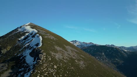 Montañas-Que-Rodean-El-Pueblo-De-Piornedo-En-Lugo,-Galicia,-España---Toma-Aérea-De-Drones