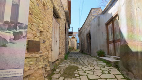 Eine-Historische-Straße-In-Lefkara,-Gesäumt-Von-Alten-Steinhäusern-Und-Einem-Kopfsteinpflasterweg,-Die-Das-Traditionelle-Zyprische-Dorfleben-Widerspiegelt