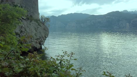 Erleben-Sie-Die-Schönheit-Des-Gardasees-Von-Malcesine-Aus,-Mit-Blick-Auf-Die-Berge,-Plätscherndes-Wasser-Und-Einem-Malerischen-Himmel