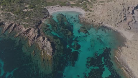 Bahía-De-Aguas-Turquesas-Llegar-A-La-Playa-Escondida-De-Arena-Blanca,-Menorca-España-Cala-Sa-Torreta