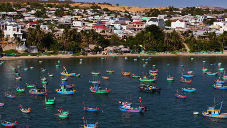 Coloridos-Barcos-De-Pesca-Amarrados-A-Lo-Largo-De-La-Costa-De-La-Playa