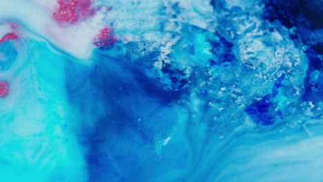 Lebendige-Zusammenfassung-Der-Blauen-Und-Roten-Tinte-Wirbelt-Im-Wasser,-Wodurch-Dynamische-Flüssigkeitsmuster