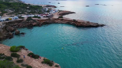 Strand-Von-Cala-Comte-Mit-Booten,-Atemberaubender-Sonnenuntergangshimmel-Auf-Ibiza