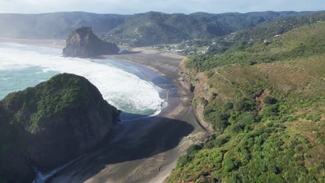 Der-Natürliche-Schlüssellochtunnel-Durch-Camel-Rock-In-Piha-Beach,-Region-Auckland,-Nordinsel,-Neuseeland