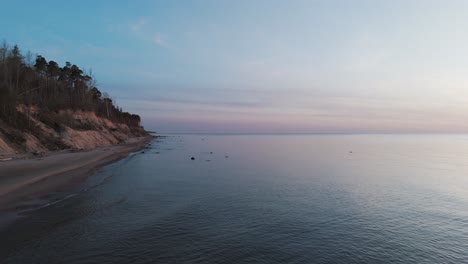 Luftaufnahme-Der-Küste-Der-Ostsee-In-Jurkalne-Am-Abend-Bei-Sonnenuntergang