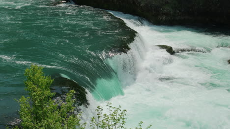 Una-Cascada-De-Un-Río-Puro-Y-Salvaje-Ubicado-En-Una-Selva-Verde