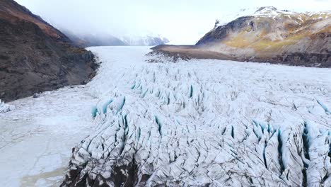Empuje-De-Hielo-Glaciar-Agrietado-En-El-Valle-De-Montaña-Brumoso-En-Islandia