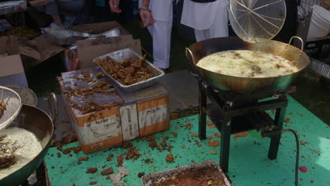 Beim-Nagar-Kirtan-Festival-Wird-Frisch-Frittierte-Vegetarische-Pakora-Verschenkt