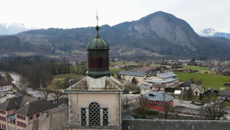 360-degree-view-of-the-cross-and-top-of-the-church-with-mountains-and-town-in-the-background