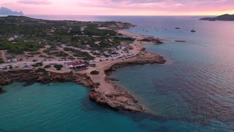 Strand-Von-Cala-Comte-Mit-Booten,-Atemberaubender-Sonnenuntergangshimmel-Auf-Ibiza