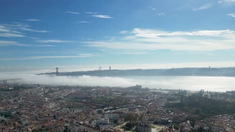 Vista-Aérea-Del-Puente-De-San-Francisco-En-La-Niebla-Con-La-Ciudad.