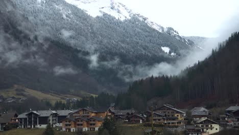 Niebla-Que-Se-Eleva-Y-Se-Evapora-En-La-Cima-De-Un-Pequeño-Pueblo-Llamado-Montriond-En-Los-Alpes-Franceses