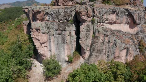 Vista-Aérea-De-La-Montaña-Ródope-Con-Acantilados-De-Piedra-Caliza-Y-Brecha-En-El-Santuario-Tracio,-Harman-Kaya,-Bulgaria