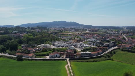 Luftaufnahme-Von-Barcelinhos-Bei-Klarem-Himmel-Am-Tag,-Mit-üppiger-Landschaft-Und-Stadterweiterung