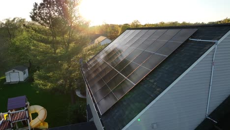 Sonnenkollektoren-Auf-Geneigten-Schindeldach-Eines-Amerikanischen-Einfamilienhauses