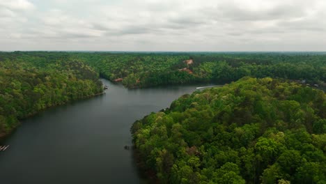 Ein-Fischerboot-Auf-Dem-Smith-Lake,-Alabama.