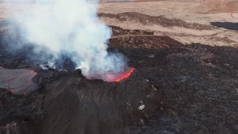 Lava-Strömt-Aus-Dem-Ausbrechenden-Rauchenden-Vulkankrater-In-Aschfahler-Landschaft