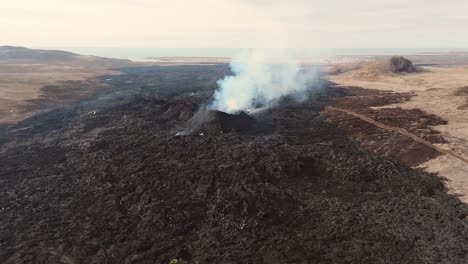 Smoking-active-volcano-crater-in-desolate-volcanic-wasteland,-Iceland