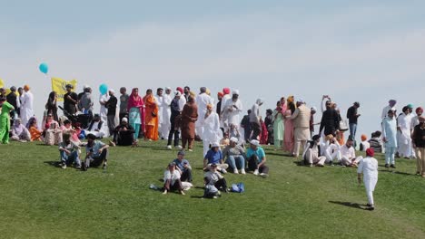 Sikhs-Versammeln-Sich-Auf-Einem-Grasbewachsenen-Hügel,-Um-Das-Nagar-Kirtan-Festival-Zu-Feiern