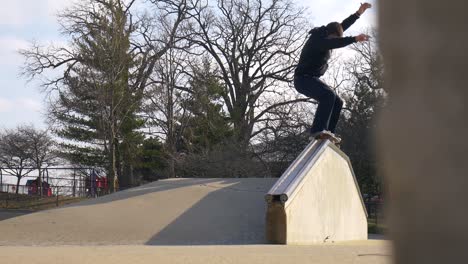 El-Skater-Hace-Un-Largo-Entrenamiento-En-Su-Patineta.