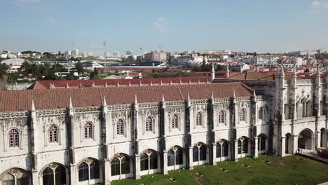 Lissabon,-Belem,-Drohnenaufnahmen-Des-Hieronymus-Klosters-Beginnen-Auf-Der-Linken-Seite-Des-Gebäudes,-Die-Kamera-Gleitet-In-Richtung-Des-Turms-Und-Zoomt-Heran,-Während-Auch-Die-Brücke-Zu-Sehen-Ist