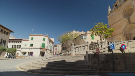 Día-Soleado-En-Felanitx-Mallorca,-Con-Iglesias-Y-Edificios-Históricos