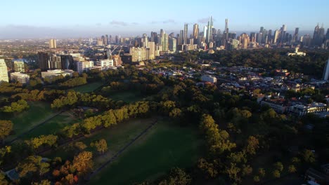 Vista-Aérea-De-Melbourne,-Australia,-Edificios-Del-Centro-Del-Parque-Fawkner-Al-Amanecer,-Disparo-De-Drone