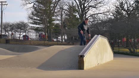 Person-Rutscht-Im-Skatepark-Das-Geländer-Hinunter