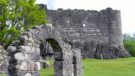 Exterior-view-from-within-grounds-of-historical-Dunstaffnage-Castle-and-outer-stone-building-ruins-in-Oban,-Argyll-and-Bute,-Western-Scotland-UK