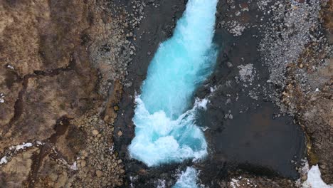 Aguas-Turquesas-Fluyen-A-Través-De-Bruarfoss,-La-Cascada-Azul-En-Islandia,-Vista-Aérea
