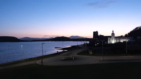 Hermoso-Cielo-Crepuscular-Rosa-Y-Azul-Al-Atardecer-Con-Vistas-A-La-Bahía-De-Oban-Con-Vistas-Al-Mar-En-El-Oeste-De-Escocia,-Reino-Unido