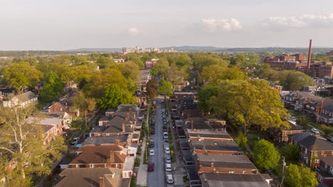 Barrio-De-La-Ciudad-Americana-Durante-La-Puesta-De-Sol-De-La-Hora-Dorada.