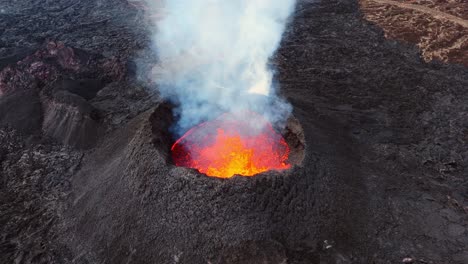 Rauchender-Krater-Des-Ausbrechenden-Vulkans-Grindavík-Mit-Explodierender-Heißer-Lava