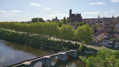 Puente-Peatonal-Point-Saint-Etienne-Con-La-Catedral-Al-Fondo,-Orilla-Del-Río-Limoges,-Francia