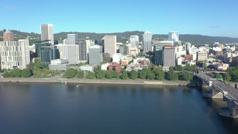 Innenstadt-Von-Portland,-Oregon,-Drohnen-Kamerafahrt-Auf-Die-Skyline-Der-Stadt