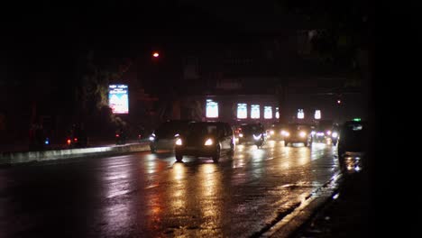 La-Villa-Melatimas-Está-Ubicada-A-Lo-Largo-De-La-Carretera-Principal,-Cerca-De-BSD-City,-En-Medio-Del-Tráfico-Húmedo-Y-Lluvioso-Bajo-El-Velo-De-La-Noche.