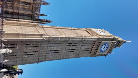 Blick-Hinauf-Zum-Elizabeth-Tower-Big-Ben-An-Einem-Hellen,-Sonnigen-Morgen-Mit-Vorbeifahrendem-Verkehr