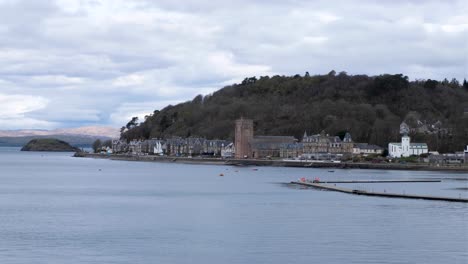 Mit-Blick-Auf-Die-Oban-Bay-In-Richtung-Uferpromenade-Mit-Häusern,-Hotels-Und-Kirche-In-Einem-Beliebten-Touristenziel-Im-Westen-Schottlands,-Vereinigtes-Königreich